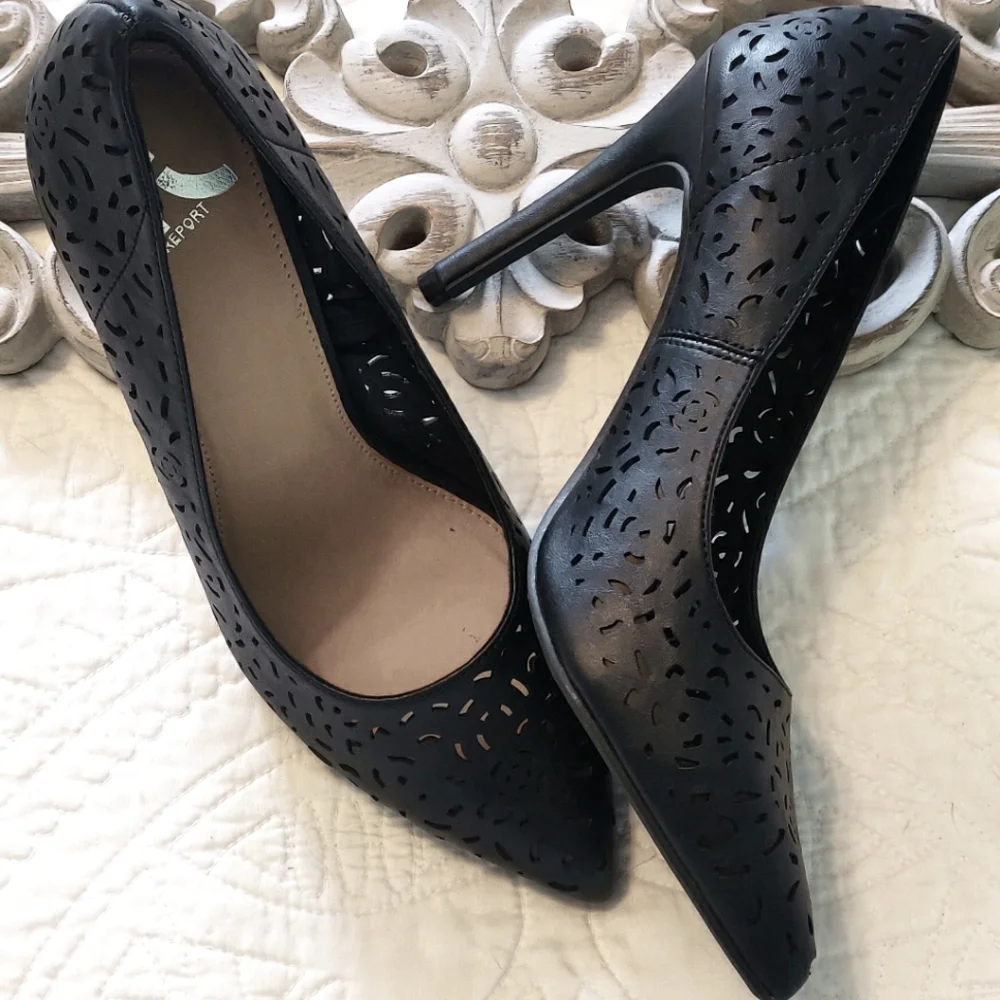 NWOT Report black heels.